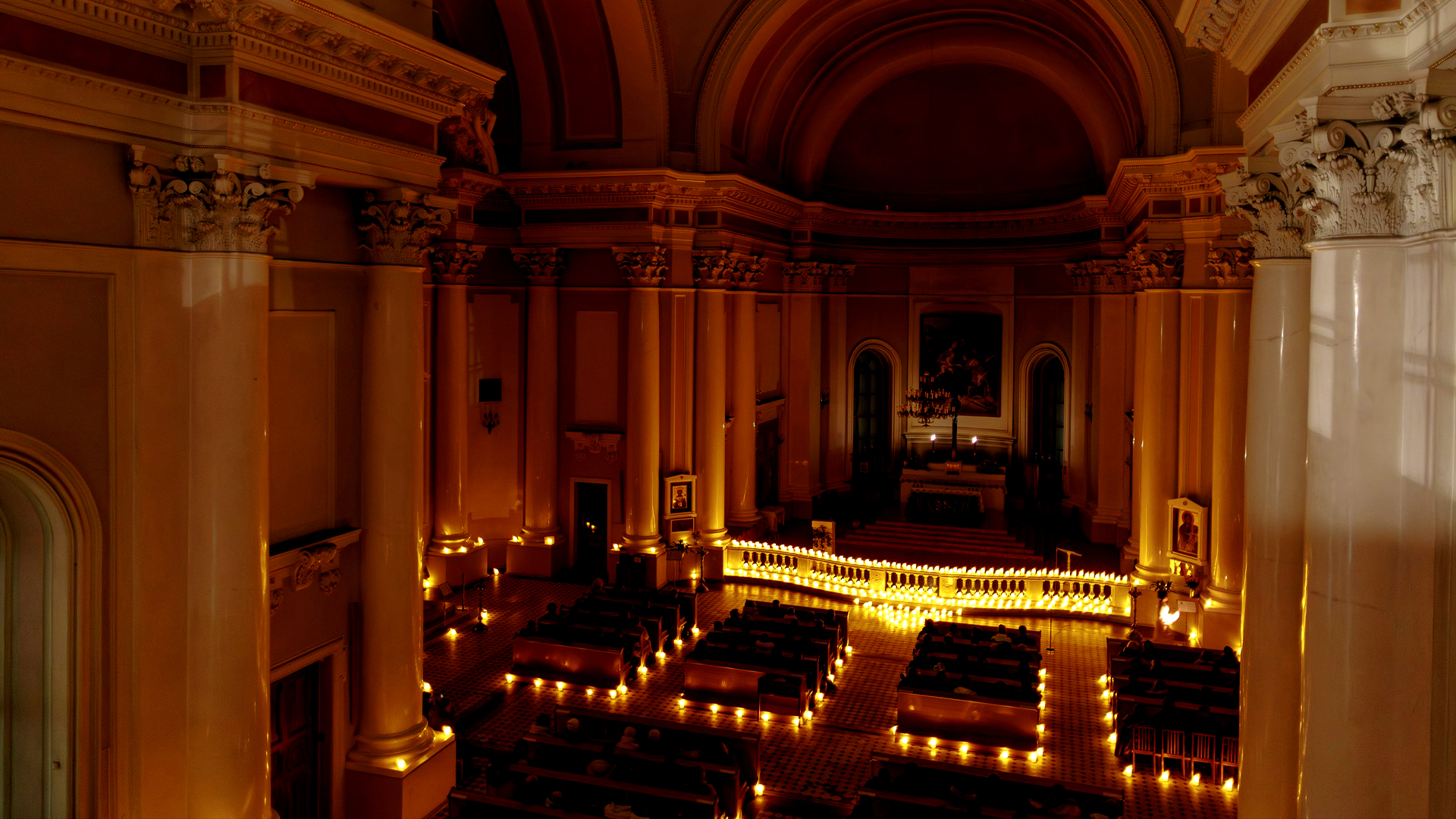 Иоганн Себастьян Бах в сиянии свечей.