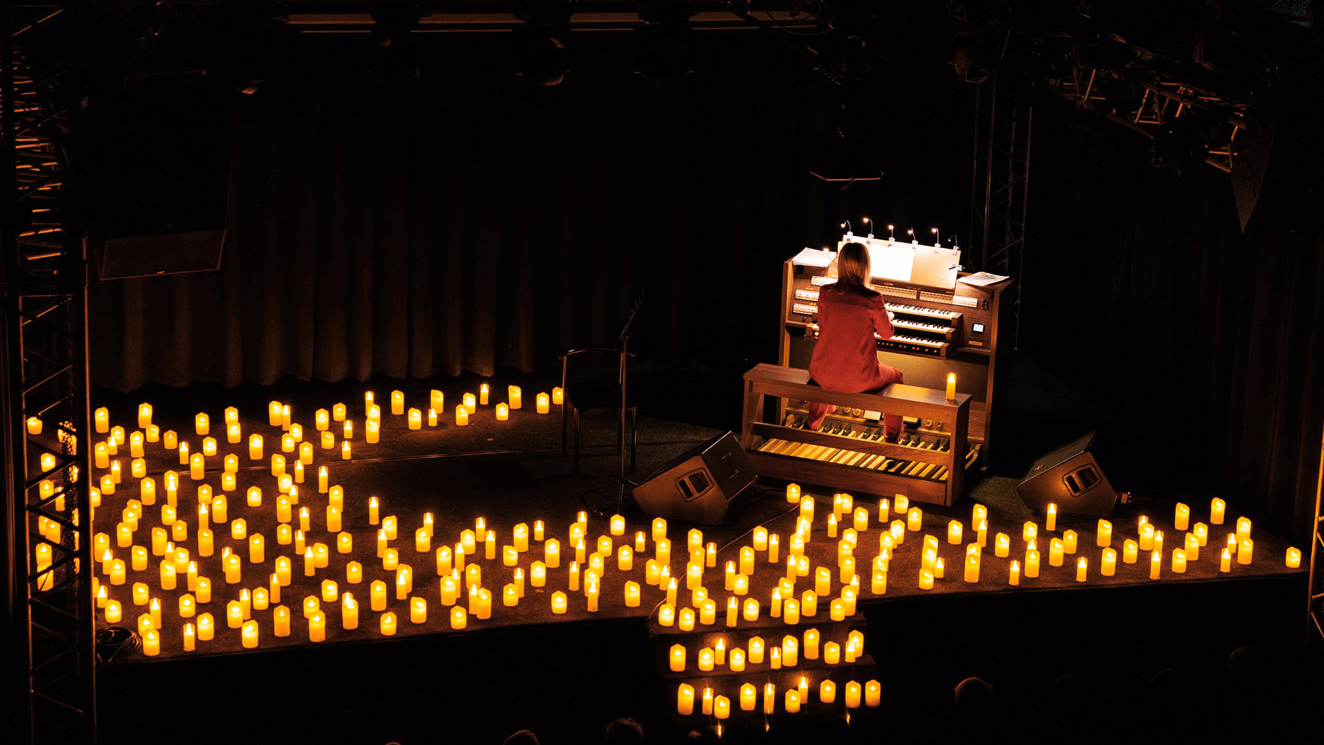 Орган и Дудук при свечах