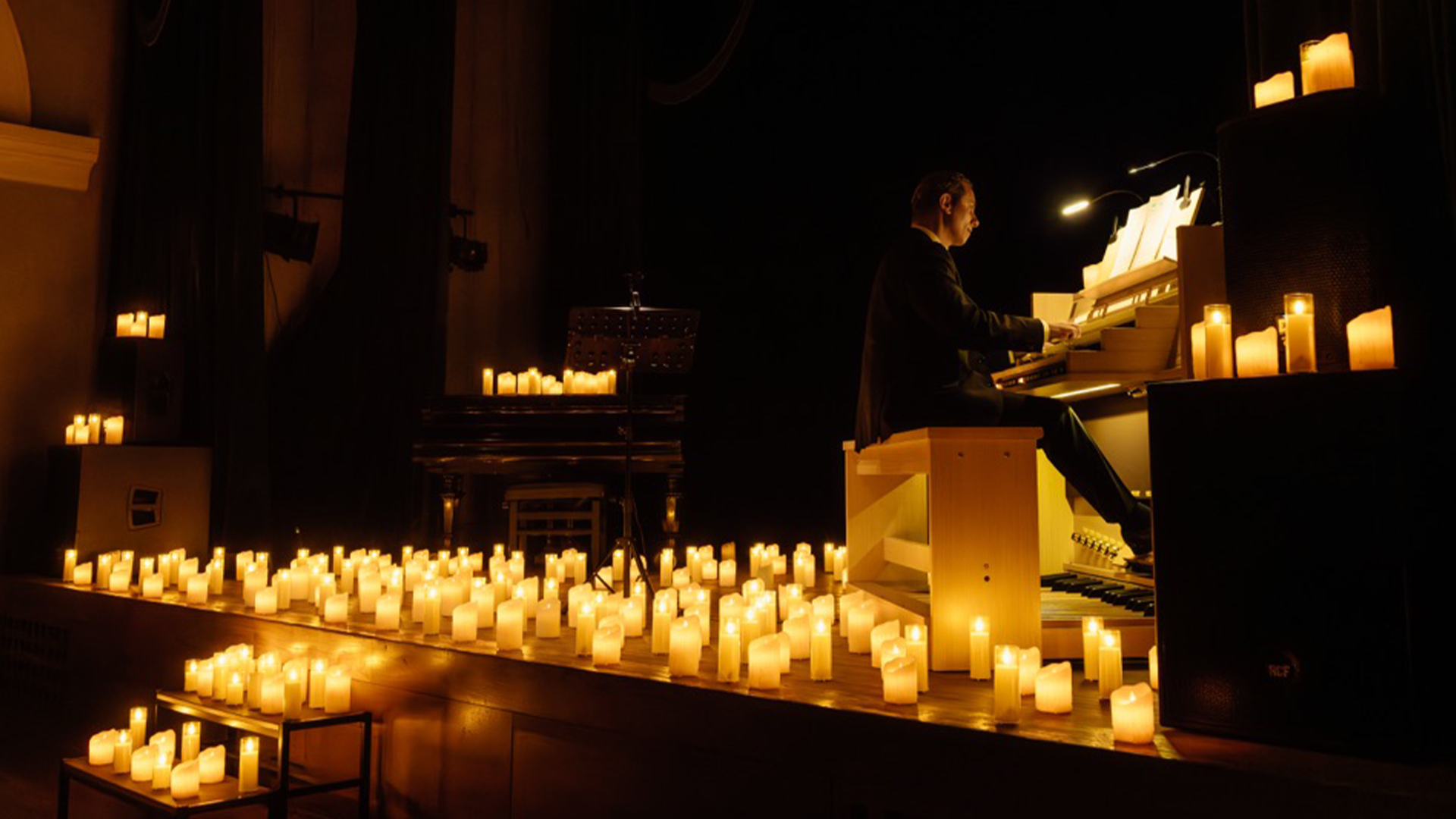 Орган и Дудук при свечах